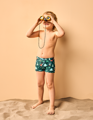 Vidám gyerek fürdőruha Dínó gördeszkán