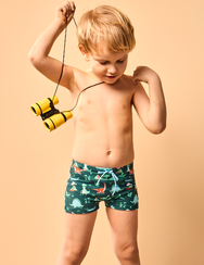 Vidám gyerek fürdőruha Dínó gördeszkával