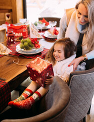 Весели топли детски чорапи Мечка с шал