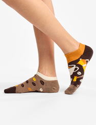 Vidám zokni sportcipőbe Kávészemek