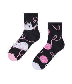 Vidám vádlizokni Cica és gombolyag