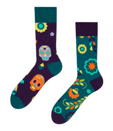 Vrolijke sokken Schedels & bloemen