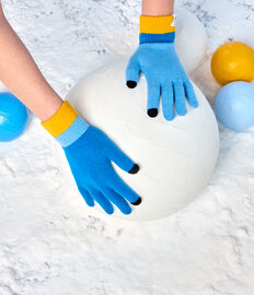 Blauw en oranje gebreide handschoenen