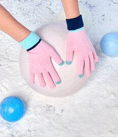 Licht roze en blauw gebreide handschoenen