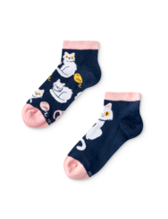 Vidám gyerek bokazokni Játékos kiscica