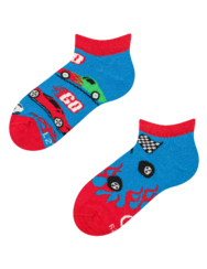 Vidám gyerek bokazokni Száguldó autók