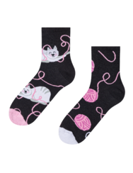 Vidám vádlizokni Cica és gombolyag