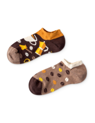 Vidám zokni sportcipőbe Kávészemek