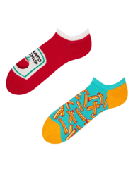 Vidám zokni sportcipőbe Sült krumpli ketchuppal