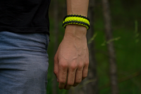 Bracelet en paracorde jaune Salvadora avec allume-feu, boussole et sifflet Bracelet en paracorde jaune Salvadora avec allume-feu, boussole et sifflet
