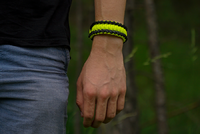 Gele Paracord-armband Salvadora met vuurstarter, kompas en fluitje Gele Paracord-armband Salvadora met vuurstarter, kompas en fluitje