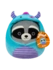 SQUISHMALLOWS Medvídek mýval Rocky v kostýmu příšerky, 20 cm SQUISHMALLOWS Medvídek mýval Rocky v kostýmu příšerky, 20 cm