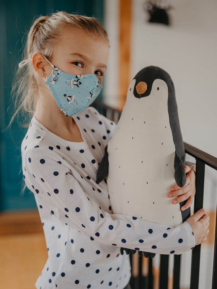 Lustige antibakterielle Gesichtsmaske für Kinder Fröhlicher Pinguin