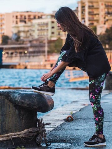 Pre dokonalý a originálny outfit Дамски мрежест спортен клин Тропически цветя