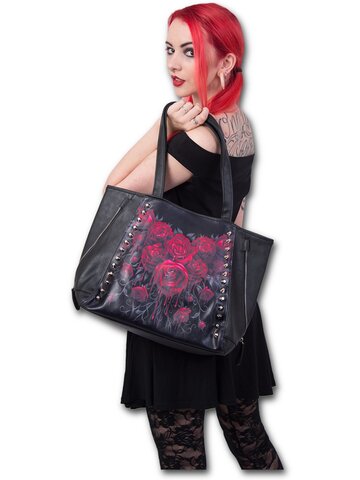 Lifestyle foto Čierna taška na rameno Krvavé ruže