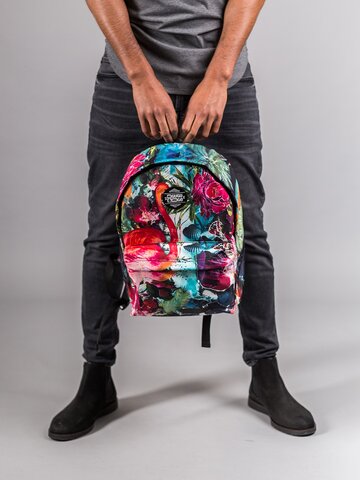 Lifestyle fotó Hátizsák Flamingó a réten