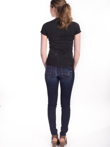 Hľadáte originálny a nezvyčajný darček? Obdarovaného zaručene prekvapí Dámske tričko Tri vlky vyjúce na mesiac