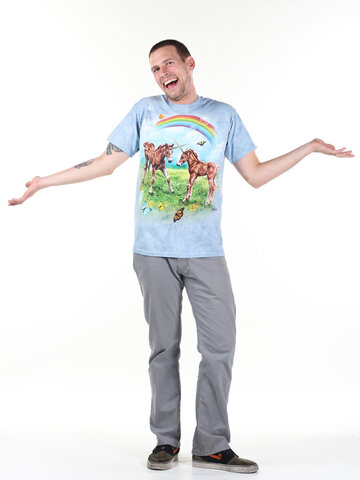 Szerezzen magának örömet ezzel a Dedoles darabbal Párbajozó egyszarvúk póló