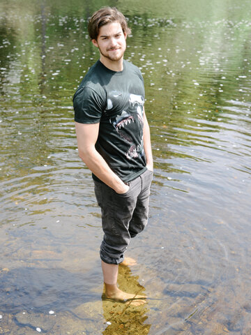 Eredeti és szokatlan ajándékot keres? a megajándékozottat garantáltan meglepi Őrjöngő cápa póló