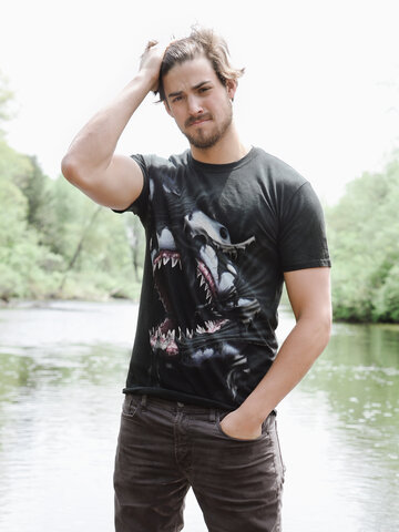 a tökéletes és egyedi ruházathoz Őrjöngő cápa póló