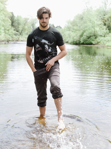 Eredeti és szokatlan ajándékot keres? a megajándékozottat garantáltan meglepi Őrjöngő cápa póló