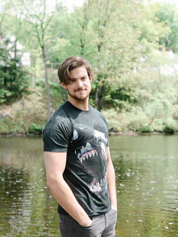 Eredeti ajándék a Dedolestől Őrjöngő cápa póló