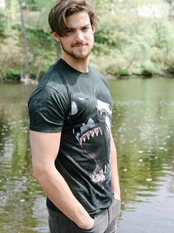 Lifestyle fotó Őrjöngő cápa póló