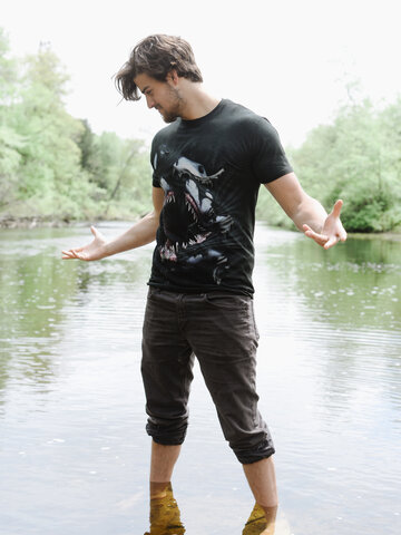 Eredeti ajándék a Dedolestől Őrjöngő cápa póló