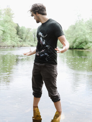 Szerezzen magának örömet ezzel a Dedoles darabbal Őrjöngő cápa póló