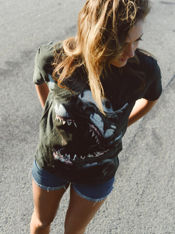 Eredeti és szokatlan ajándékot keres? a megajándékozottat garantáltan meglepi Őrjöngő cápa póló