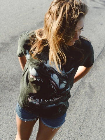 a tökéletes és egyedi ruházathoz Őrjöngő cápa póló