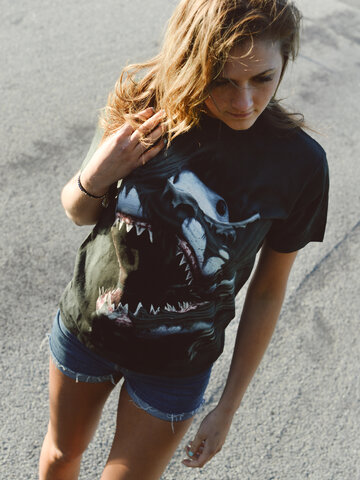 Kiárusítás Őrjöngő cápa póló