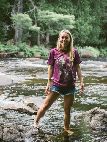 Eredeti és szokatlan ajándékot keres? a megajándékozottat garantáltan meglepi Holdfényes farkasok (lila) póló