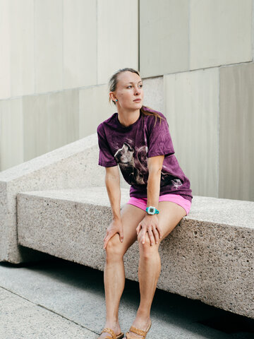 Szerezzen magának örömet ezzel a Dedoles darabbal Holdfényes farkasok (lila) póló