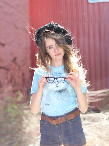 Lifestyle fotó Kék szemű macska póló