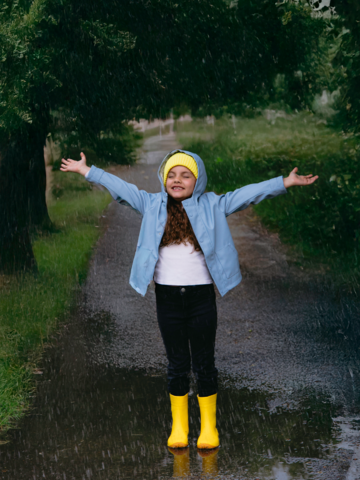 Lifestyle-Foto Barfuß-Regenstiefel für Kinder Be Lenka Pudds – Gelb