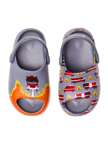 Lifestyle foto Veselé Chunky sandále pre bábätká Hasiči v akcii 