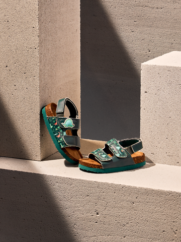 Eredeti és szokatlan ajándékot keres? a megajándékozottat garantáltan meglepi Gyerek parafa szandál Dínó gördeszkával