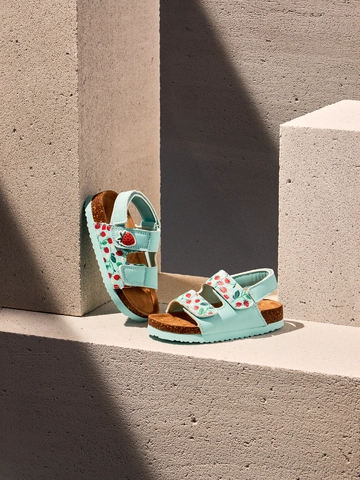 Pre dokonalý a originálny outfit Otroški plutasti sandali Majhne jagode