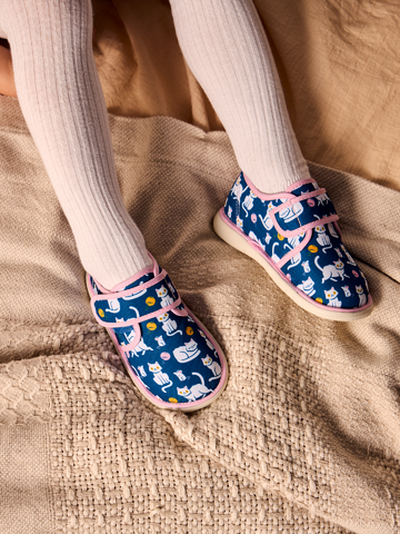 Hľadáte originálny a nezvyčajný darček? Obdarovaného zaručene prekvapí Весели бебешки пантофи Игриво коте