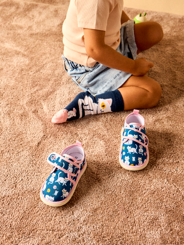 Výnimočný darček od Dedoles Весели бебешки пантофи Игриво коте