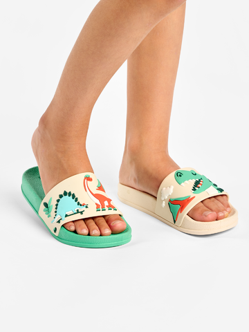 Lifestyle fotó Vidám gyerekpapucs Dínó gördeszkán