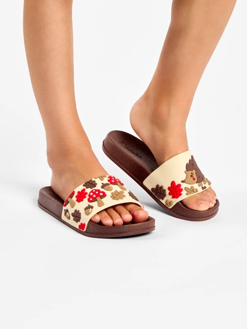 Lifestyle foto Veselé detské šľapky Lesný ježko