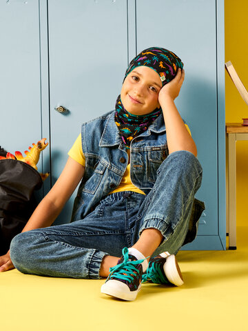 Pre dokonalý a originálny outfit Весел детски комплект от лека плетена шапка и шал-яка Динозаври и вулкани