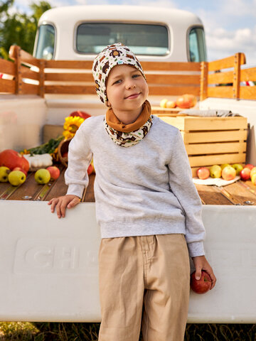 Tip na darček Весел детски комплект от лека плетена шапка и шал-яка Гладна мечка