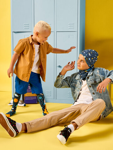 Obrázok produktu Весел детски комплект от лека плетена шапка и шал-яка Ракета в космоса