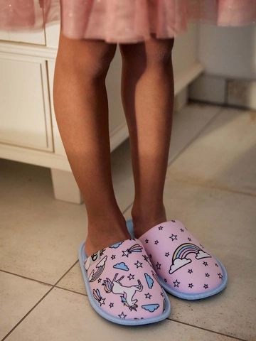 Hledáte originální a neobvyklý dárek? Obdarovaného zaručeně překvapí Veselé dětské papuče Duhový jednorožec