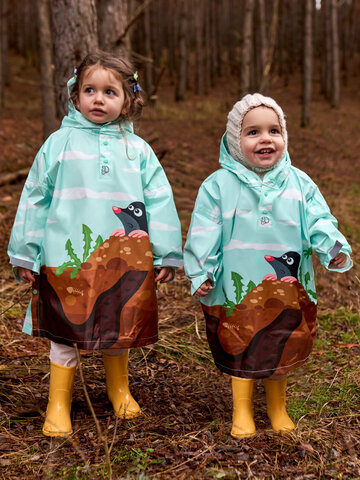 pro dokonalý a originální outfit Veselý dětský pršiplášť Krtek v zahradě