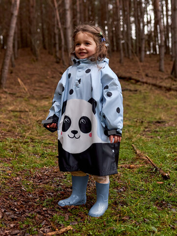 Hľadáte originálny a nezvyčajný darček? Obdarovaného zaručene prekvapí Živahni otroški dežni plašč Vesela panda