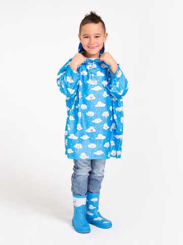 Foto Vidám gyerek esőkabát Esős ​​felhők